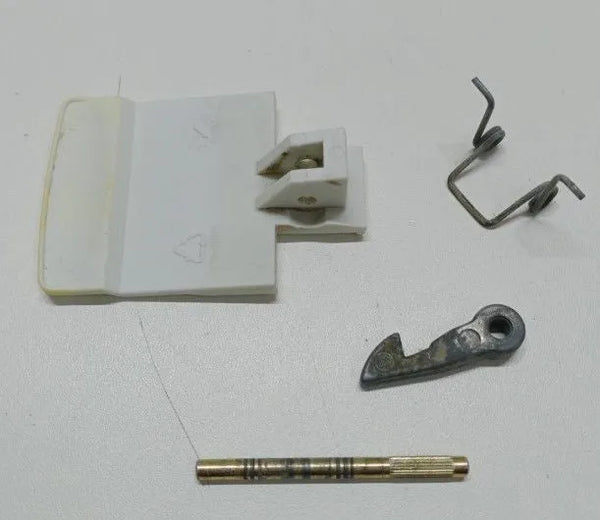 Madlo C00058929 náhradní díl pro otevření dveří v pračce Whirlpool Indesit