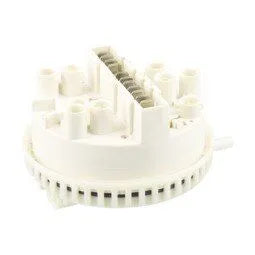 Hladinový spínač 3562320618 určený pro snímání a řízení hladiny vody v pračce Electrolux