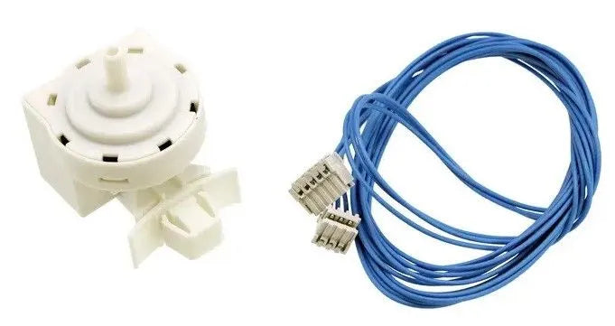 Tlakový spínač C00381612 určen pro regulaci hladiny vody v pračce Whirlpool Indesit